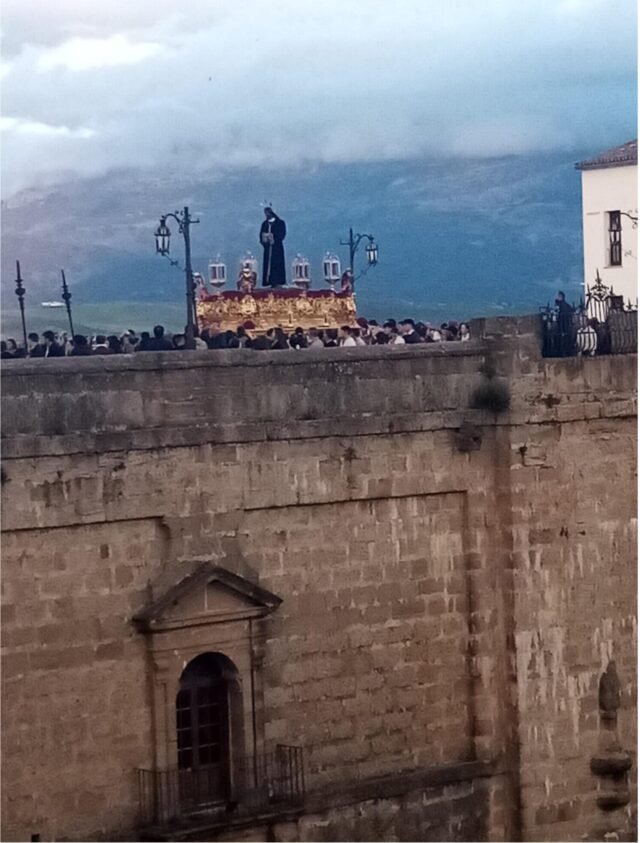 Las famosas procesiones de Pascua de España inician en Ronda de Málaga en medio de la amenaza de la lluvia
