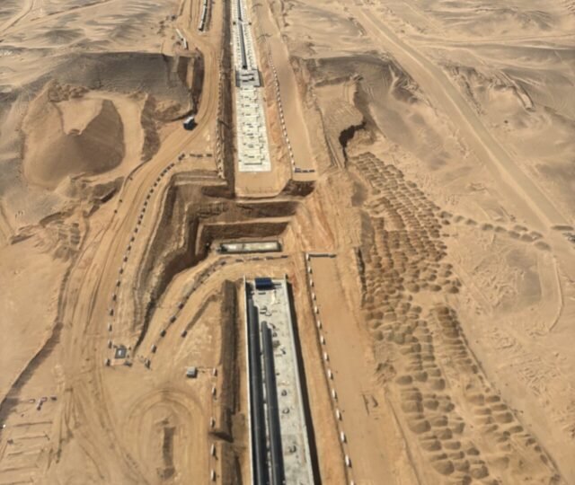 Las fotos aéreas muestran el sitio de construcción más grande del mundo para el rascacielos lateral de 105 millas 'la línea' ... pero el proyecto enfrenta un gran golpe

