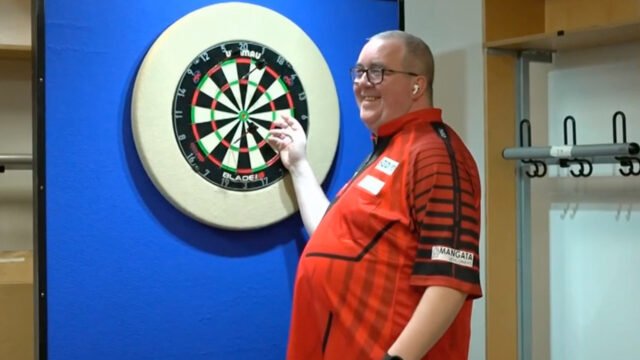 Las imágenes de lo que Stephen Bunting hizo en la práctica momentos antes de que gane la primera victoria de la Premier League Darts
