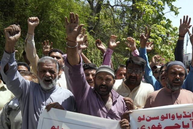 Las tropas paquistaníes matan a 54 militantes que intentan colarse en Pakistán desde Afganistán
