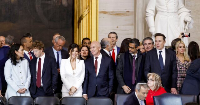 Los CEO de tecnología pasaron millones cortejando a Trump. Aún no ha valido la pena.
