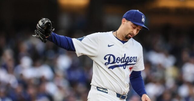 Los Dodgers colocan al lanzador abridor Blake Snell en la lista de lesionados
