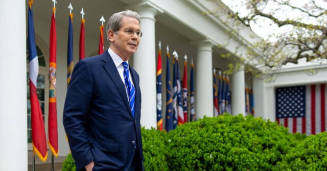 Los ayudantes de Trump defienden sus aranceles en medio de la retroceso global
