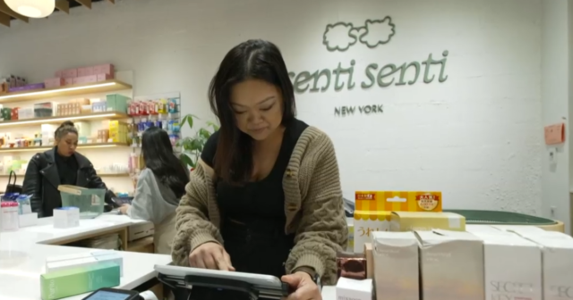 Los consumidores estadounidenses son productos de belleza coreanos de "compra de pánico" en medio de la guerra tarifa de Trump, dicen los minoristas.
