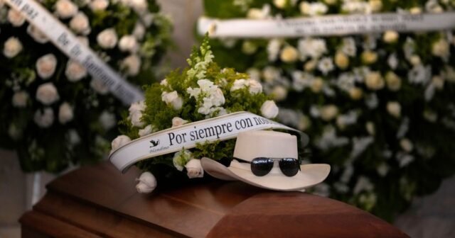 Los dolientes rinden homenaje al ícono del merengue Rubby Pérez, quien murió en el colapso del techo dominicano
