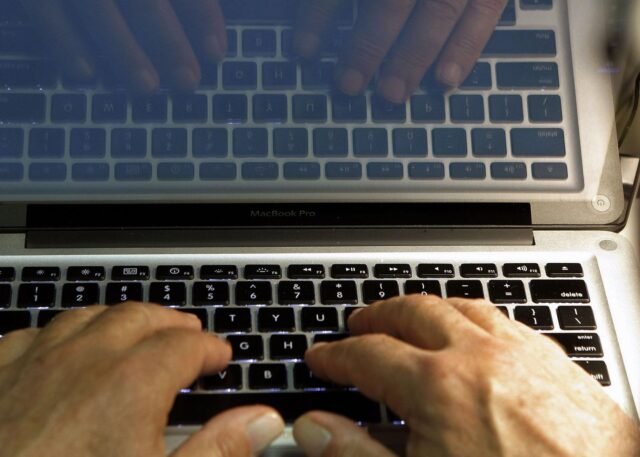 Los expertos en carrera instan a los trabajadores federales a aprender habilidades de inteligencia artificial mientras Trump reduce la fuerza laboral
