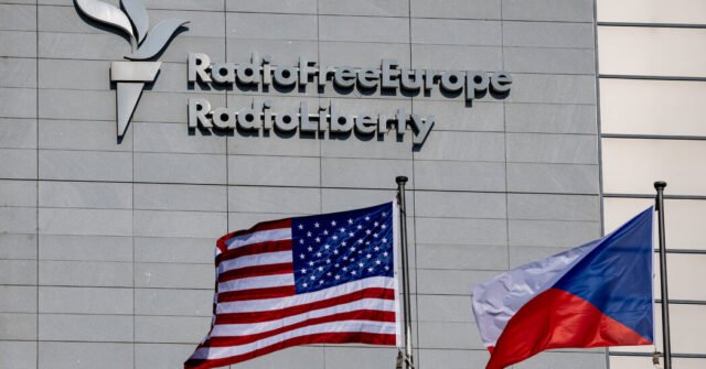 Los funcionarios de Trump no han financiado Radio Free Europe, a pesar de la orden judicial
