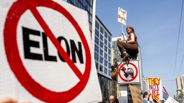 Los organizadores de 'Tesla Takedown' piden a los demócratas que protejan la Sección 230
