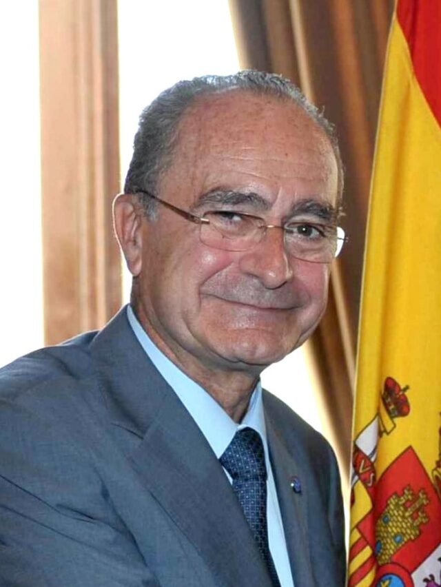 Malaga de España Cancels planea construir 1.300 casas turísticas y estupideces 'prohibición total' de la venta de tierras a extranjeros
