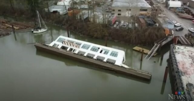 'McBarge' flotante abandonado de McDonald's se sentó oxidados durante 34 años finalmente se hunde ... y ahora nadie sabe qué hacer con él
