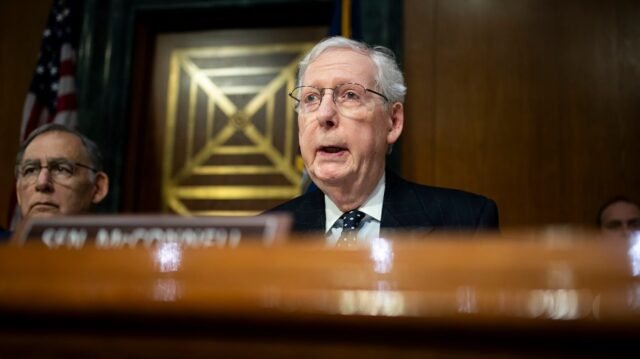 McConnell llama a Trump por contratar a 'aislacionistas aficionados' en el Pentágono, despidiendo al director de la NSA
