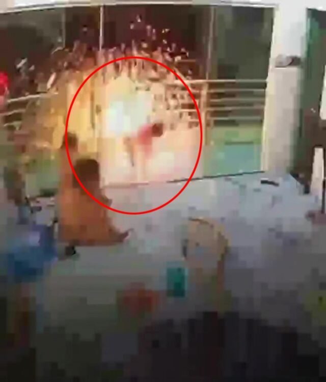 Moment Girl, de 7 años, es enviada volando por una descarga eléctrica masiva en la ducha de chispas después de tocar alambre vivo
