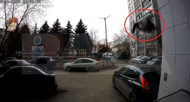 Momento de choque ruso Gran, de 80 años, se hunde seis pisos y aplasta al automóvil después de caer mientras se lavan las ventanas ... pero sobrevive
