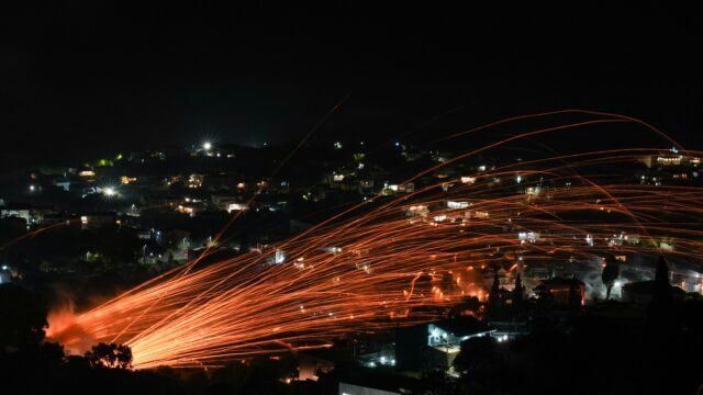 Momento extraño que las iglesias rivales se bombardean con fuegos artificiales en Pascua en la letal 'Rocket War' que ilumina el cielo nocturno
