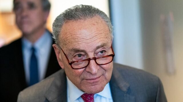 Muchos neoyorquinos en una nueva encuesta requieren que Schumer renuncie
