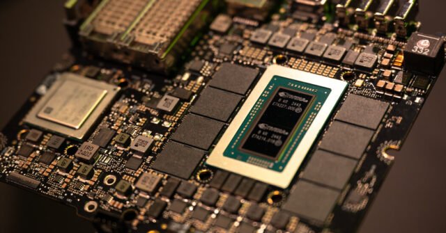 Nvidia dice que Estados Unidos restringirá las ventas de más de sus chips de IA a China
