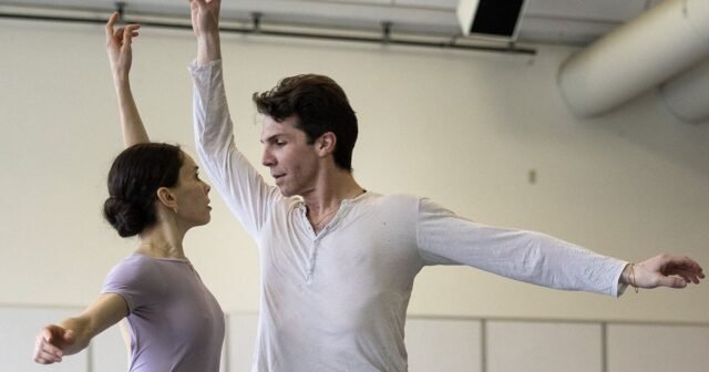 PNB Dancer Lucien Postlewaite mira hacia atrás en 17 años de baile Roméo
