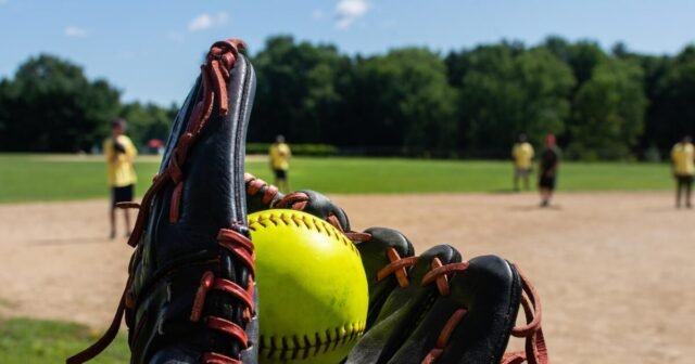 Partidos de béisbol y softbol de la escuela secundaria del jueves

