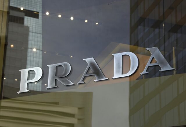 Prada acepta comprar rival de moda Versace en un acuerdo valorado en $ 1.4 mil millones

