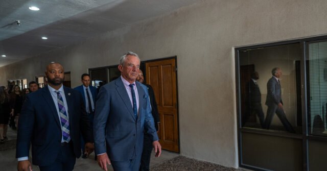 RFK Jr. acusa a la FDA de influencia de la industria farmacéutica que prohibió los remedios alternativos
