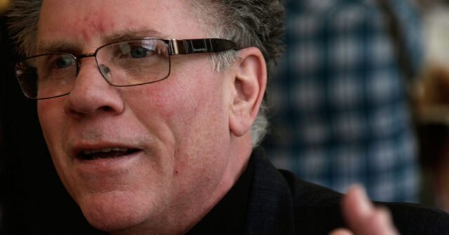 Robert W. McChesney, quien advirtió sobre el control de los medios corporativos, muere a los 72
