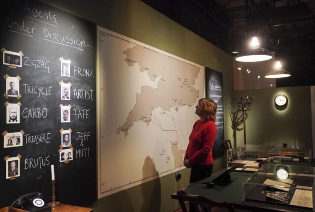 Secretos, herramientas de espía y un limón de 110 años se exhiben en una exposición del Mi5 de Gran Bretaña
