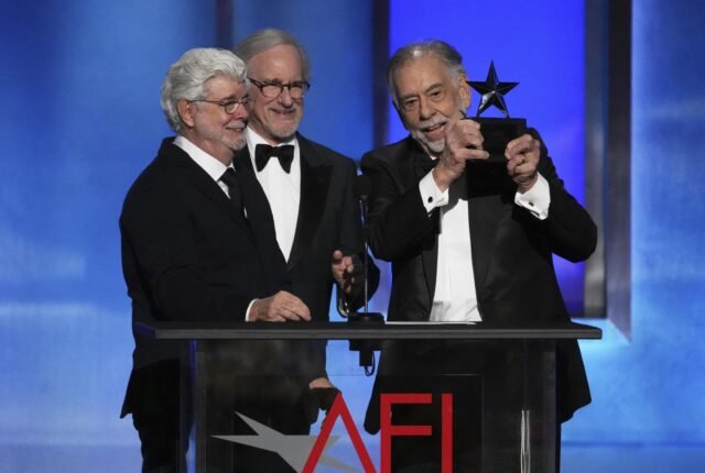 Spielberg, De Niro, Freeman Alabado Francis Ford Coppola mientras acepta el AFI Life Achievement Award
