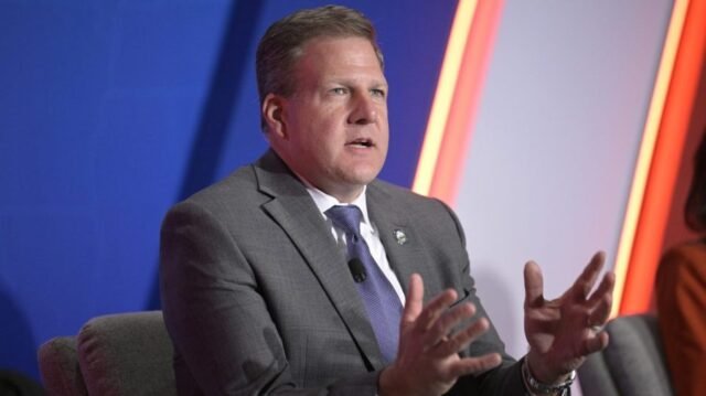 Sununu golpea a almizcle sobre 'malos mensajes' sobre los cortes de dux

