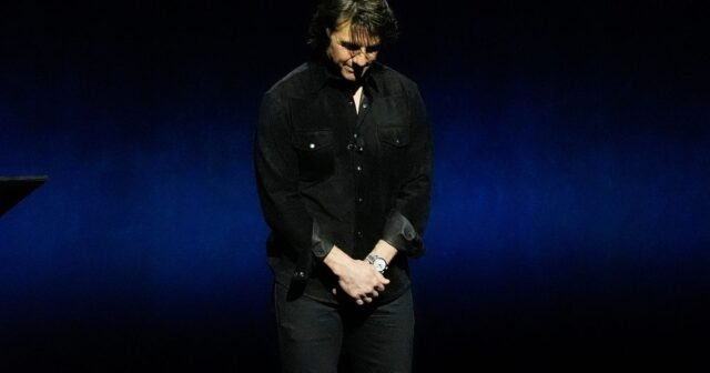 Tom Cruise abre el discurso de Cinemacon con un momento de silencio para Val Kilmer
