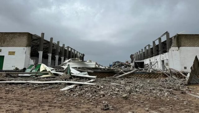 'Tornado' arranca el techo del almacén y mata a tres trabajadores cuando Storm Nuria causa caos en el sevilla de España
