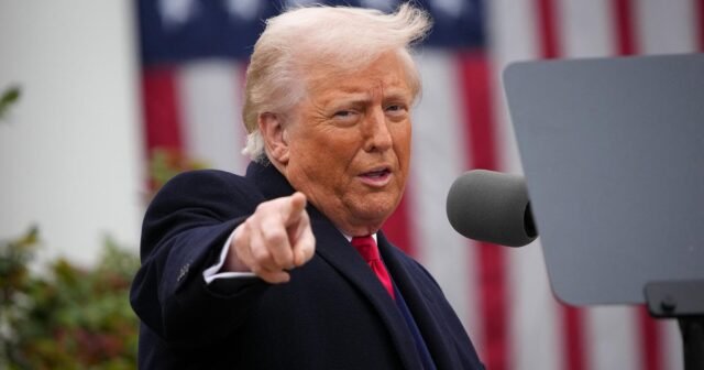 Trump amenaza con imponer una tarifa adicional del 50% sobre China
