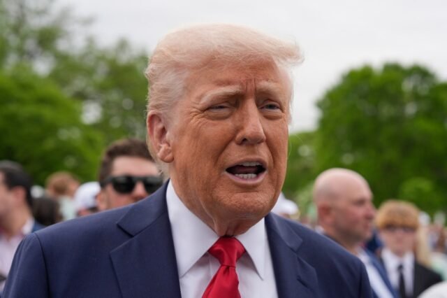 Trump dice que los cielos grises para el rollo de huevo de Pascua de la Casa Blanca no significan que no se preocupe por las quemaduras de sol

