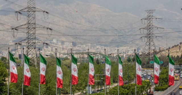 Trump dice que nosotros podría liderar la acción militar contra Irán si las conversaciones colapsan
