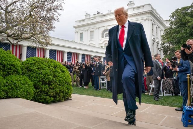 Trump impone una tarifa basal del 10%, aranceles recíprocos a las naciones de 'peor delincuente'

