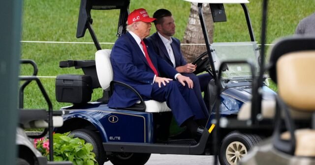 Trump salta el regreso de los soldados estadounidenses muertos para jugar al golf y aumentar su negocio

