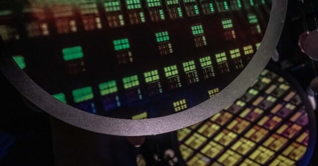 Trump señala que los aranceles semiconductores vienen 'muy pronto'
