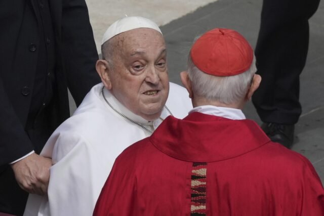 Un Papa Francisco en recuperación visita la prisión de Roma para mantener la cita anual de la Semana Santa
