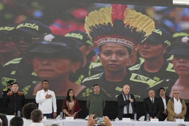 Un grupo rebelde comienza a entregar armas al gobierno colombiano a medida que avanzan las conversaciones de paz
