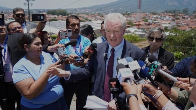 Van Hollen se reúne con Abrego García en El Salvador
