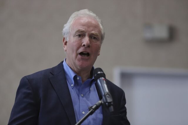 Van Hollen se reúne con Kilmar Abrego García en El Salvador
