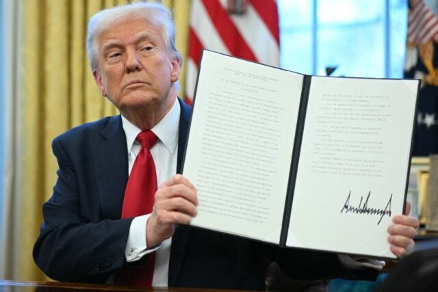 ¿La orden de ciudadanía de derecho de nacimiento de Trump crea un 'impuesto de nacimiento'?
