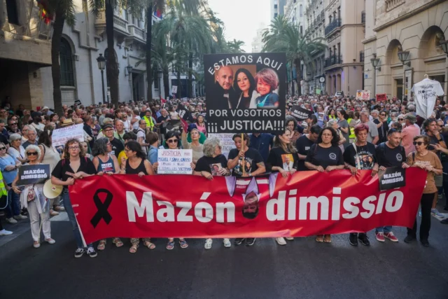 15,000 personas hacen un llamado fresco para que Carlos Mazon renuncie sobre el desastre de la inundación de Valencia
