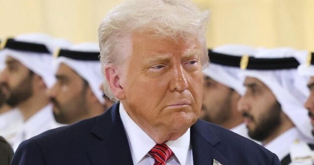 Trump advierte a Walmart contra el aumento de los precios, diciendo que deberían "comer las tarifas"
