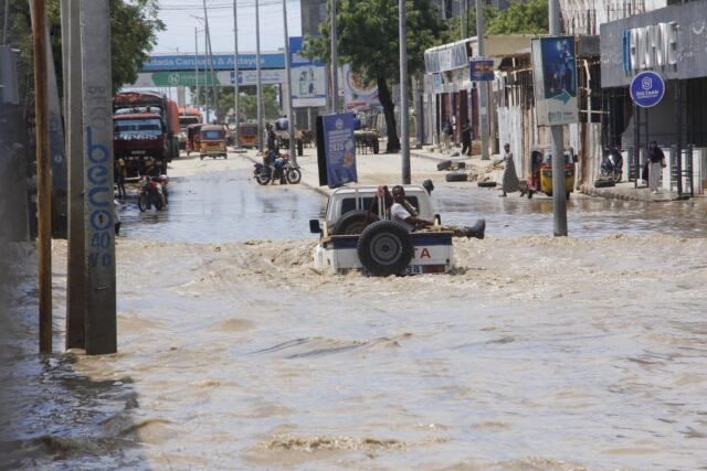 Al menos siete personas mueren mientras las fuertes lluvias dejan las aguas de la cintura en la capital de Somalia
