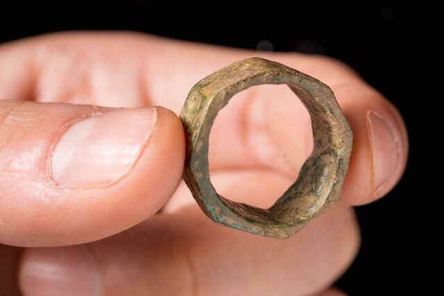 Anillo octogonal de bronce romano encontrado en Lincolnshire - The History Blog
