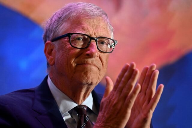 Bill Gates comparte la lista de lectura de verano para 2025 con Bono, Trevor Noah y más
