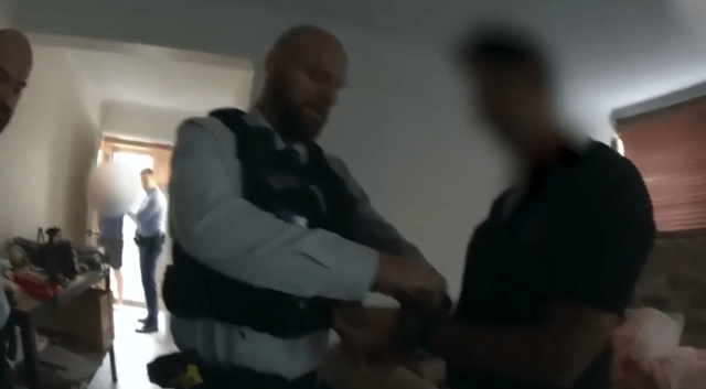 Brit Ejército Mayor acusado del asesinato de esposa en 'accidente de kayak' mientras intentaba reclamar un seguro de vida de £ 500k
