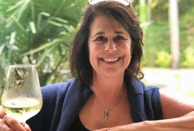 Brit Mum of Four, de 65 años, apuñaló hasta la muerte en la aldea francesa, fue 'encontrado por el amigo que intentó salvarla' después del ataque frenético
