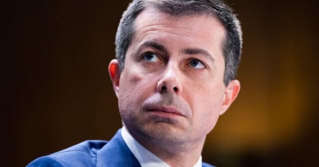 Buttigieg sugiere que la carrera de 2024 de Biden fue "tal vez" un error
