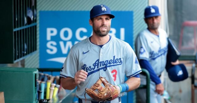 Cartas: los Dodgers deben honrar a Austin Barnes y Chris Taylor
